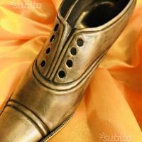 In ottone scarpa antica