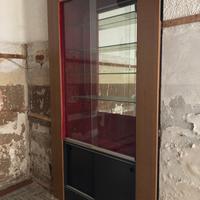 Vetrina con ripiani in vetro