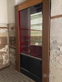 Vetrina con ripiani in vetro