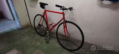 Bici Cinelli rossa