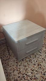 Due comodini in melamina effetto legno bianco