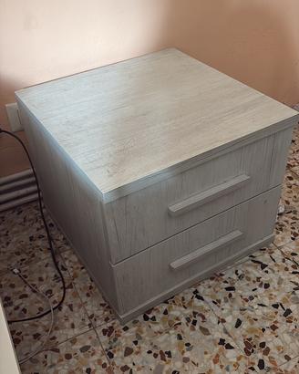 Due comodini in melamina effetto legno bianco