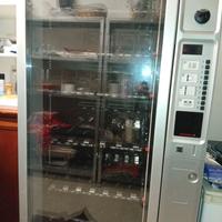 Distributore automatico per bevande e snack