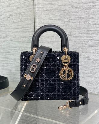 Edizione limitata a quattro ricami a fiori grossi