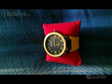 Orologio con cinturino in gomma giallo