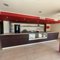 Bancone bar, retro banco, tavoli e sedie