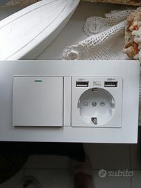 Presa a muro con doppio USB