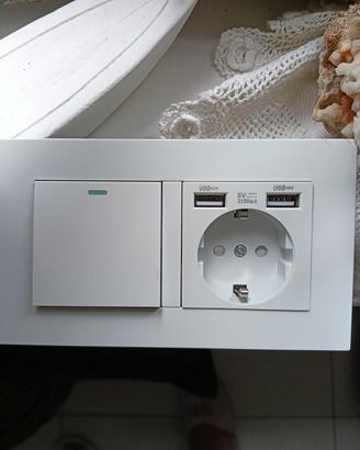 Presa a muro con doppio USB