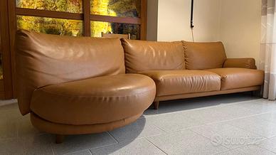 divano in pelle colore cognac 