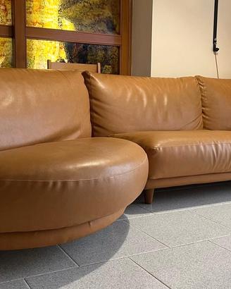 divano in pelle colore cognac 