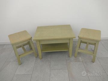 Tavolino con due sgabelli