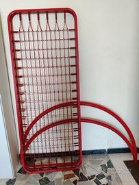 Letto matrimoniale in ferro già smontato. 