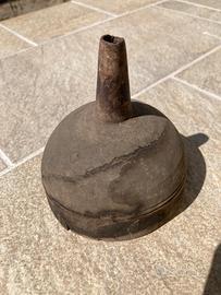 Antico imbuto in legno