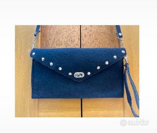 Pochette di lana con borchie