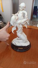 scultura in porcellana di Capodimonte, firmata dal