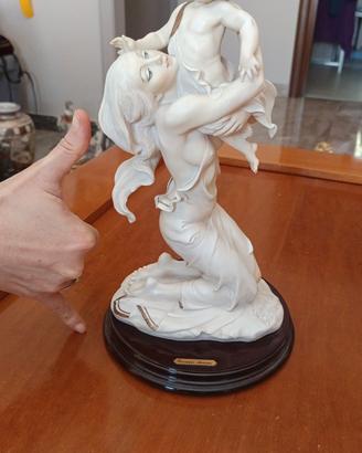 scultura in porcellana di Capodimonte, firmata dal