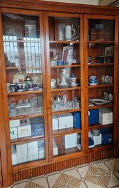 Vetrina espositore in legno massello.