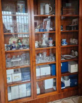 Vetrina espositore in legno massello.