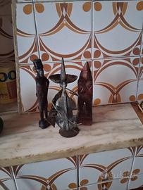 2 statuine legno 1 latta