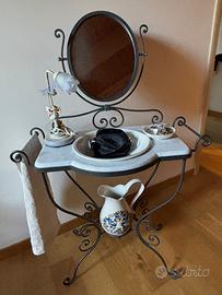 Toilette in ferro battuto con piano in marmo