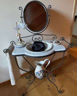 Toilette in ferro battuto con piano in marmo