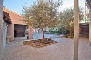 Bifamiliare moderna con cortile privato e triplo b