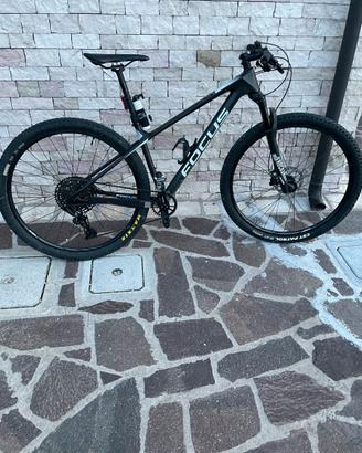 Mountain bike Focus Raven 29’ in carbonio