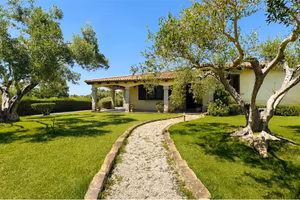 Villa immersa nel verde con depandance