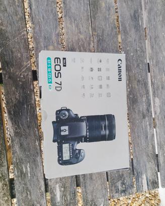 Canon EOS 7D con obiettivo Canon 50 mm stm