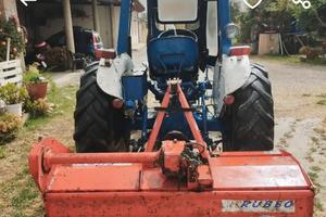 trattore Ford 3000 con attrezzi 