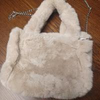 Borsetta pelo con maniglia e catena tracolla