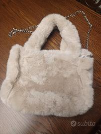 Borsetta pelo con maniglia e catena tracolla