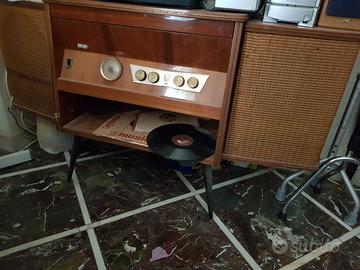 Radio giradischi in legno da pavimento vintage