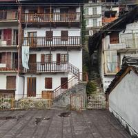 CASA SEMINDIPENDENTE A MEZZENILE