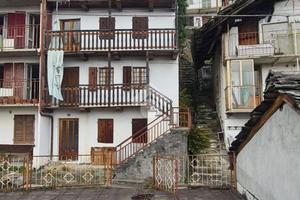 CASA SEMINDIPENDENTE A MEZZENILE