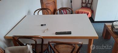 angoliera, frigo,tavolino sala e aspirapolvere