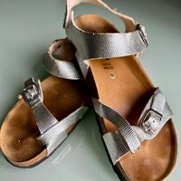 Sandali con fibbie in tessuto argentato