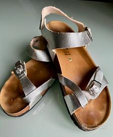 Sandali con fibbie in tessuto argentato