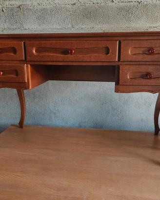 Scrivania in legno