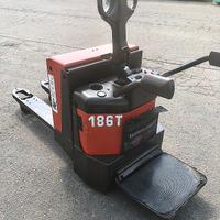Transpallet elettrico BT ORION P20 uomo a bordo