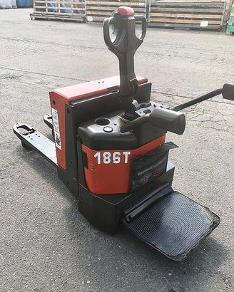 Transpallet elettrico BT ORION P20 uomo a bordo