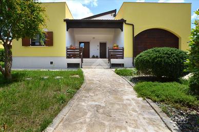 VILLA A SCHIERA A GIOIA DEL COLLE