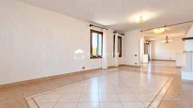 Splendida Villetta su 3 Livelli con Giardino Pri