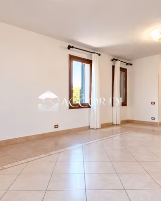 Splendida Villetta su 3 Livelli con Giardino Pri