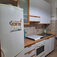 Cucina con elettrodomestici