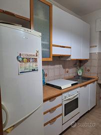 Cucina con elettrodomestici