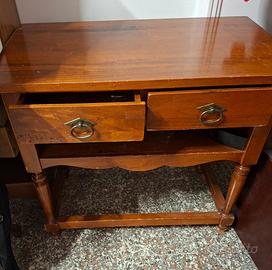Mobiletto in legno con due cassetti