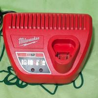 Caricabatteria Millwaukee M12 a liion litio