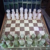 scacchiera in legno con scacchii in onice