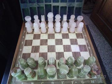 scacchiera in legno con scacchii in onice